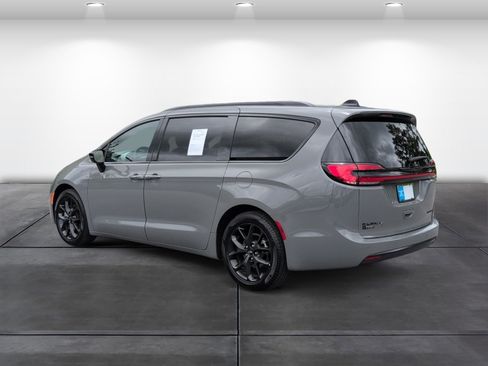 Used 2025 Chrysler Pacifica Limited FWD image 3