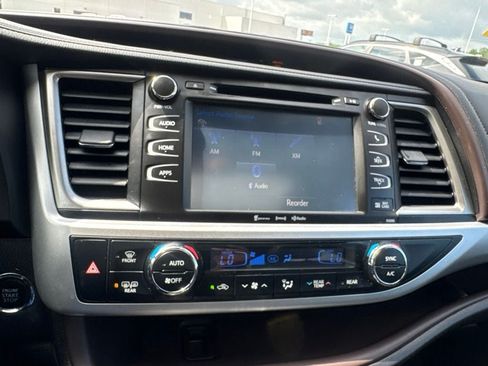 Used 2019 Toyota Highlander XLE AWD/4WD image 20