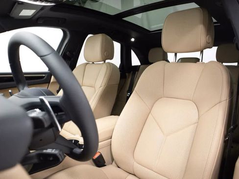 Certified 2025 Porsche Macan AWD/4WD image 5