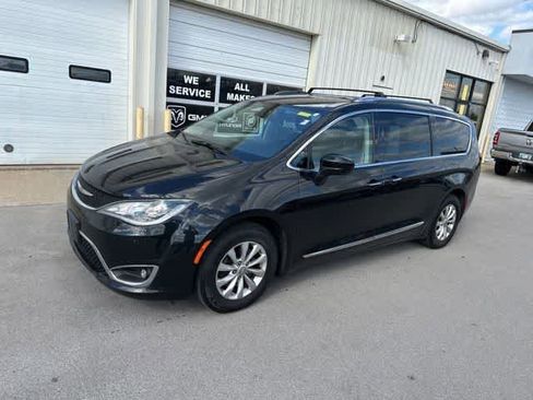 Used 2019 Chrysler Pacifica Touring-L FWD image 16