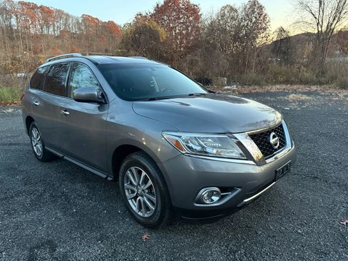 Used 2015 Nissan Pathfinder SV image 1