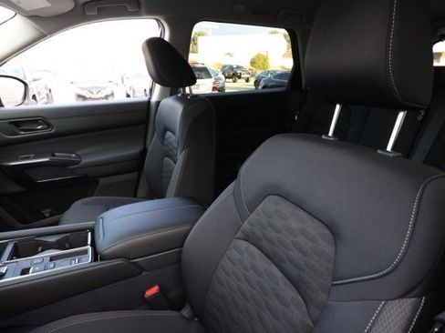 New 2025 Nissan Pathfinder SV image 15