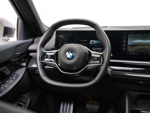Used 2025 BMW 530i w/ Premium Package RWD image 18