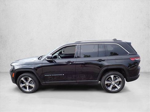 Used 2023 Jeep Grand Cherokee 4WD 4xe image 2