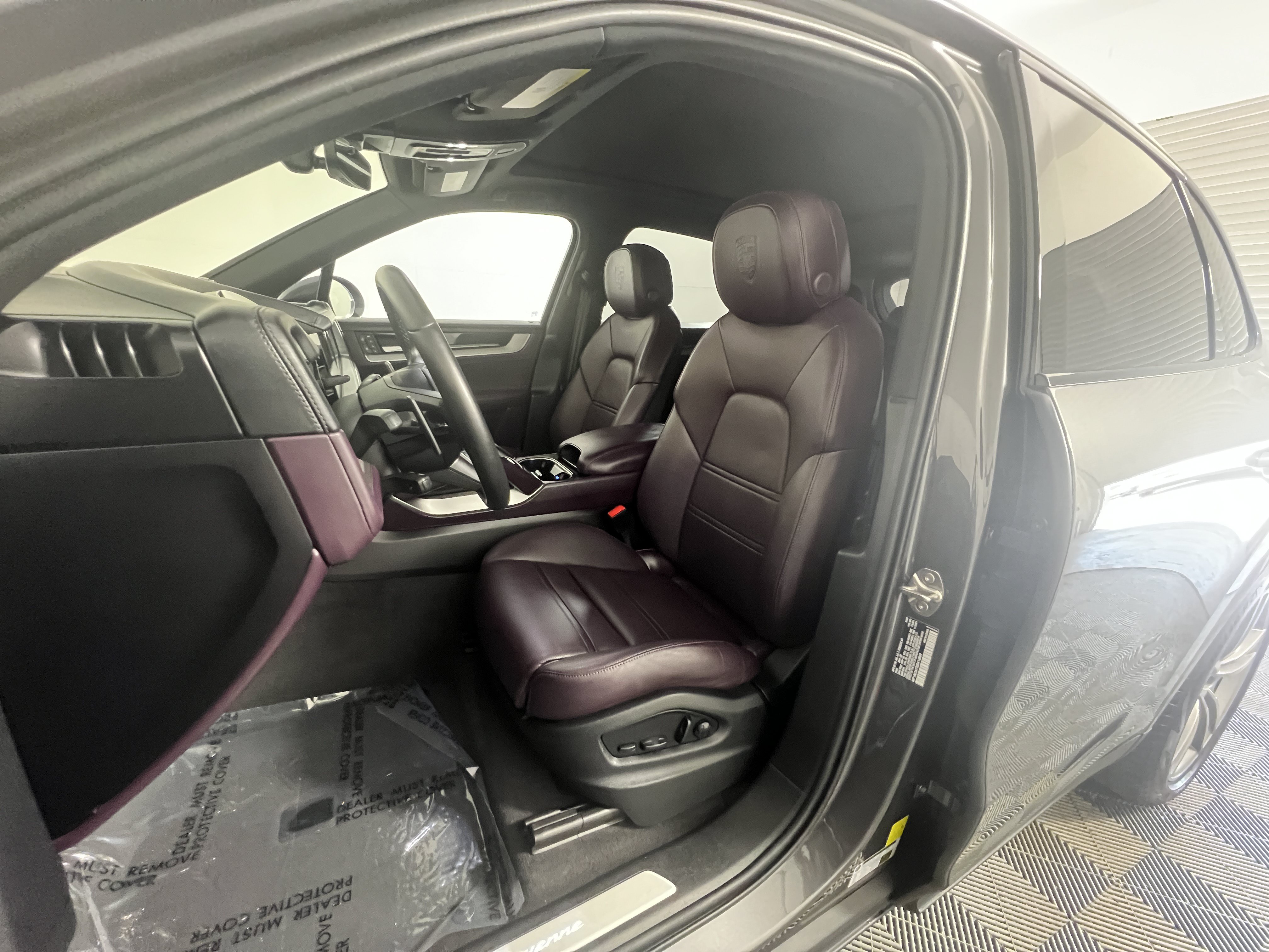 Certified 2025 Porsche Cayenne E-Hybrid AWD/4WD image 5