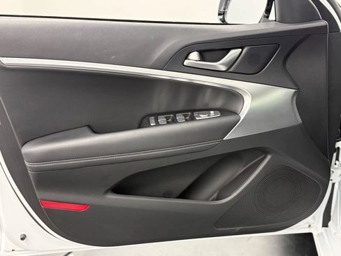 Used 2025 Genesis G70 2.5T image 14