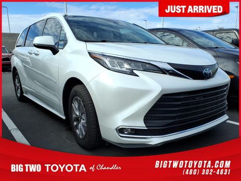 Used 2022 Toyota Sienna XLE w/ XLE Plus Package FWD image 1