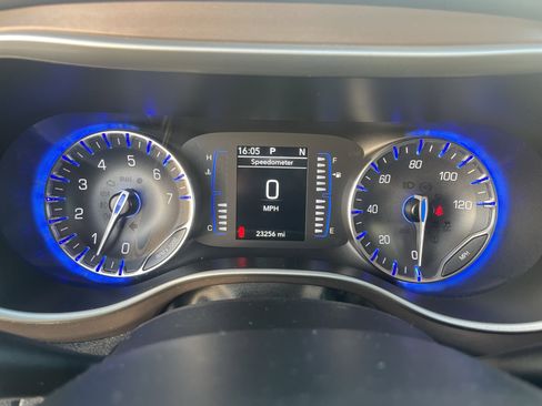 Used 2022 Chrysler Voyager LX image 21