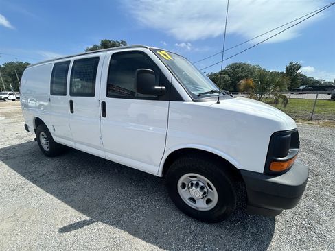 Used 2017 Chevrolet Express 2500 RWD image 3