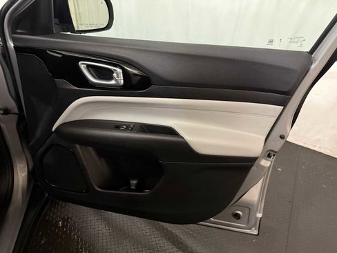 Used 2023 Jeep Compass Limited image 28