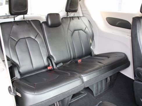 Used 2024 Chrysler Pacifica Touring-L image 19