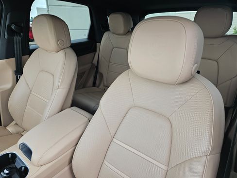 Certified 2023 Porsche Cayenne AWD/4WD image 6