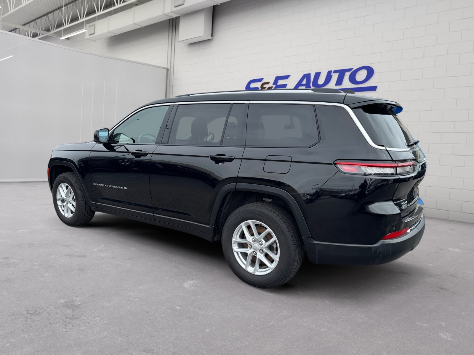 Used 2023 Jeep Grand Cherokee L Laredo w/ Luxury Tech Group I AWD/4WD image 3