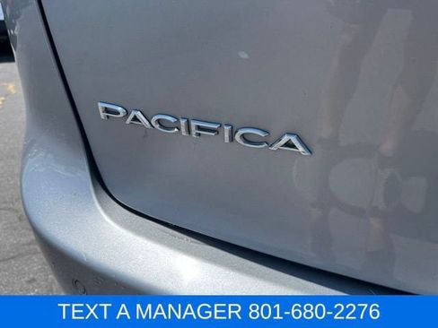 Used 2018 Chrysler Pacifica Touring-L FWD image 5