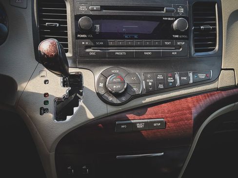 Used 2014 Toyota Sienna XLE FWD image 15