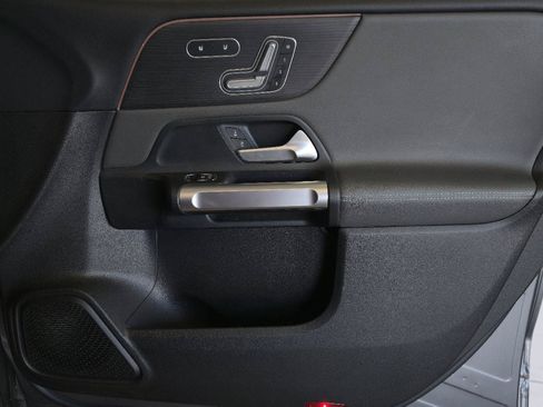 Used 2020 Mercedes-Benz GLB 250 image 22