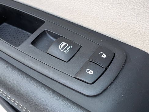 Used 2024 Chrysler Pacifica Touring-L FWD image 35