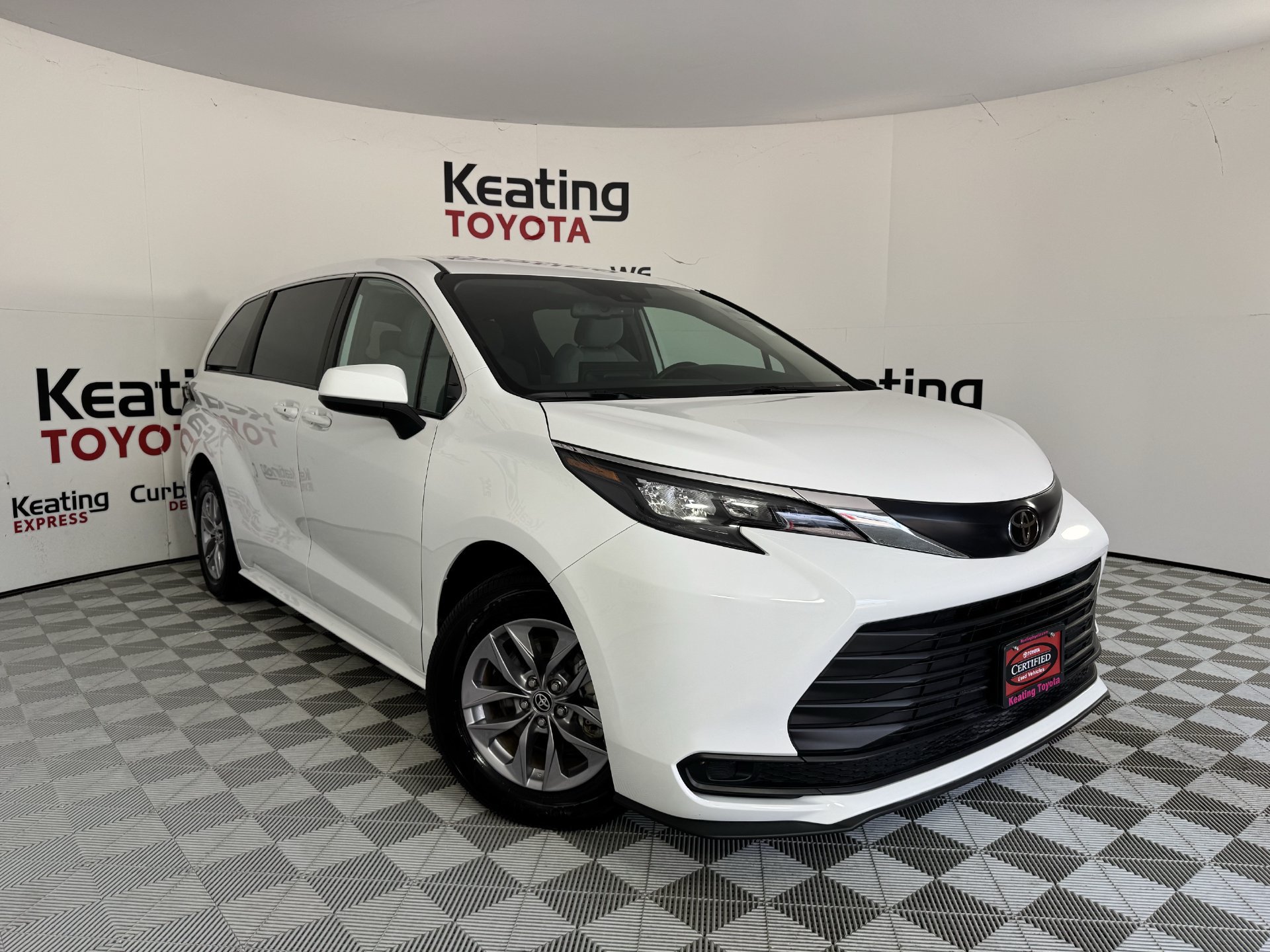 Certified 2026 Toyota Sienna LE FWD image 2
