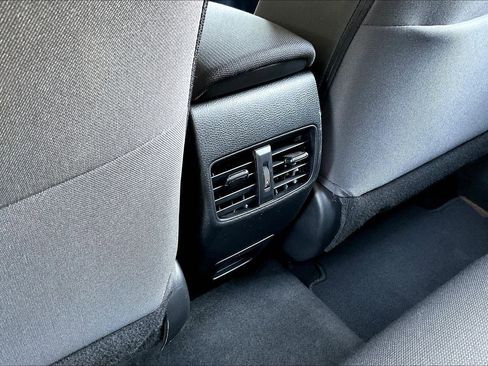 Used 2023 Toyota Corolla Cross LE AWD/4WD image 10
