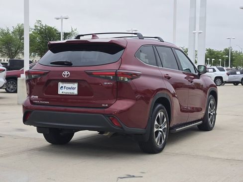 Used 2025 Toyota Highlander XLE image 7