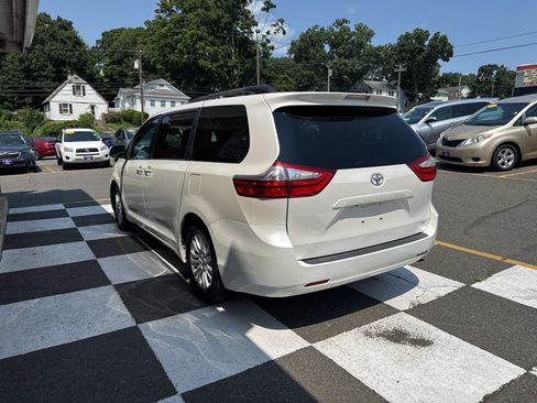 Used 2016 Toyota Sienna XLE FWD image 4