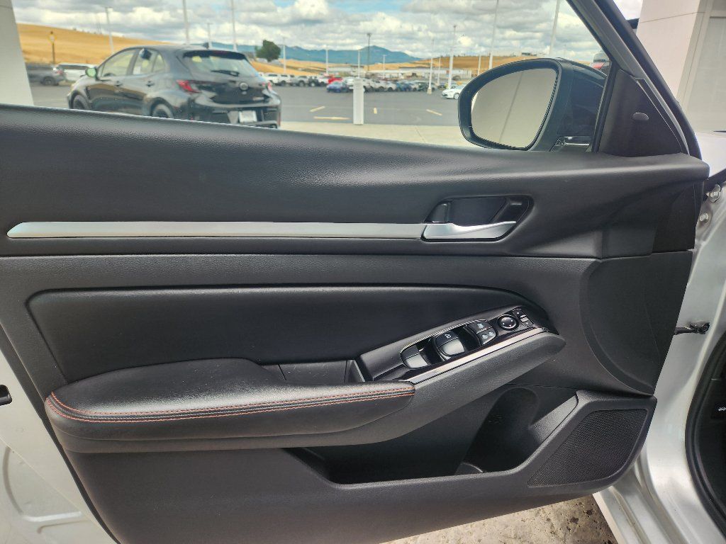 Used 2024 Nissan Altima 2.5 SR FWD image 12