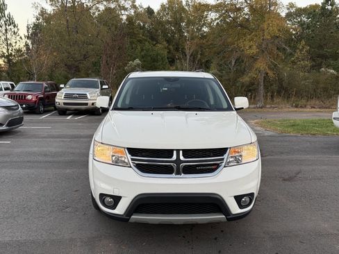 Used 2017 Dodge Journey SXT w/ Comfort/Convenience Group image 2