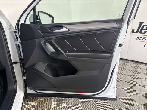 Used 2022 Volkswagen Tiguan SE w/ Panoramic Sunroof Package image 26