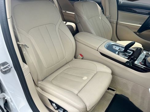 Used 2022 BMW 740i RWD image 16