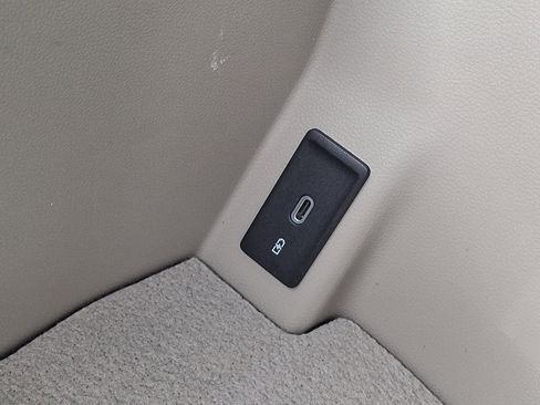 Certified 2025 Volkswagen Atlas SEL Premium R-Line image 26