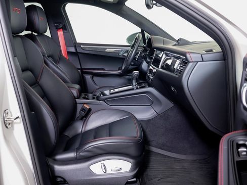 Certified 2025 Porsche Macan GTS image 8