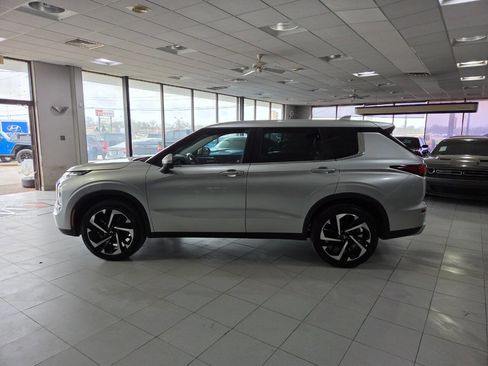 Used 2023 Mitsubishi Outlander SE image 4