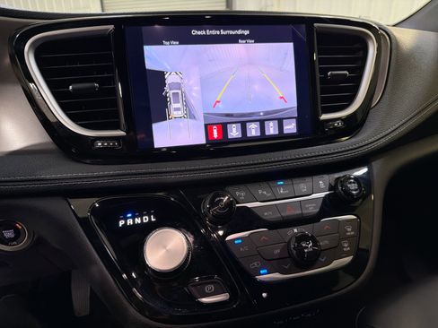 Used 2025 Chrysler Pacifica Select FWD image 18