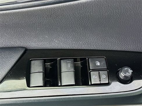 Used 2021 Toyota Prius XLE image 18