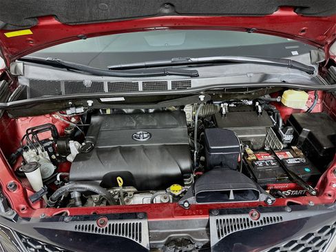 Used 2016 Toyota Sienna L image 33