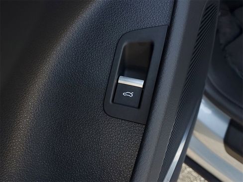 Certified 2025 Audi Q8 Premium Plus image 19