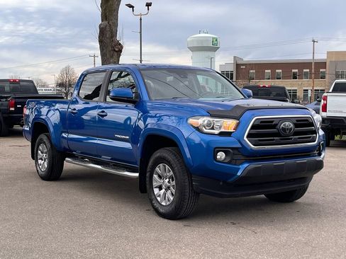 Used 2018 Toyota Tacoma SR5 image 2