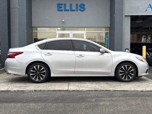 Used 2018 Nissan Altima 2.5 SV image 2