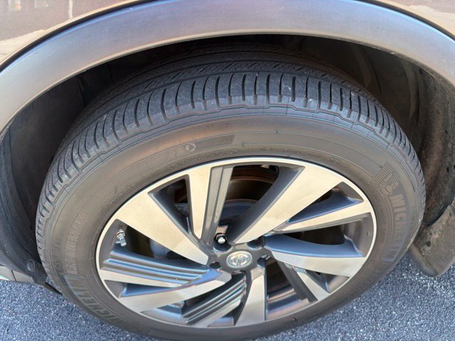 Used 2015 Nissan Murano Platinum w/ Platinum Technology Package FWD image 2
