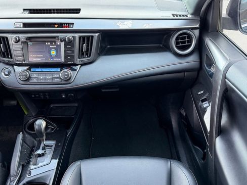 Used 2018 Toyota RAV4 SE image 17