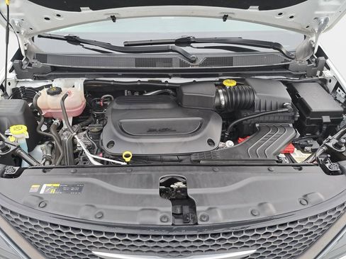 Used 2023 Chrysler Voyager LX image 30