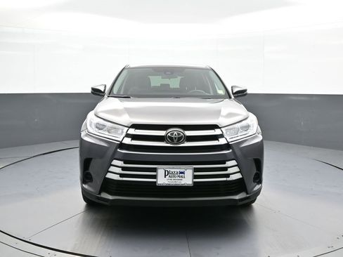 Used 2017 Toyota Highlander LE image 2
