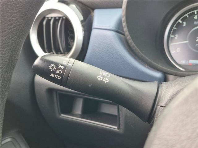 Used 2025 Nissan Versa SV FWD image 11