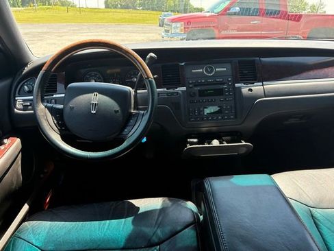 Used 2006 Lincoln Town Car Signature Limited RWD image 15