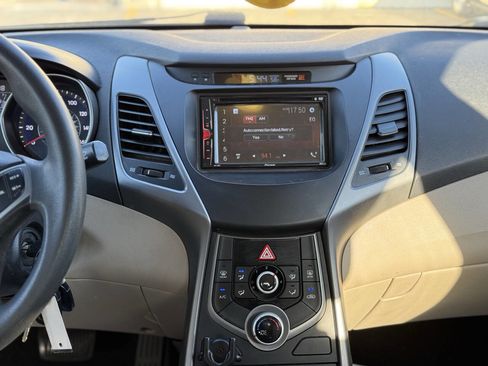 Used 2015 Hyundai Elantra SE image 17