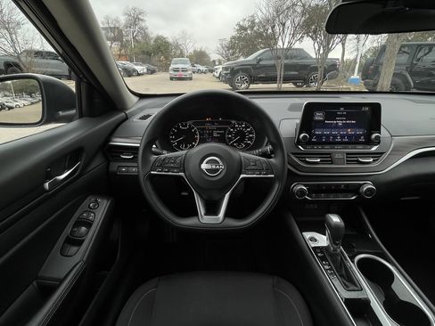 Used 2024 Nissan Altima 2.5 SV image 11