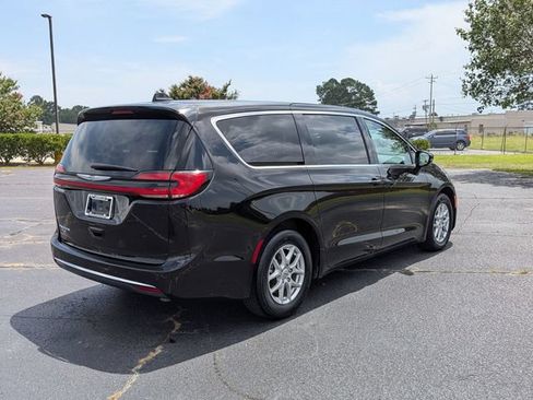 Used 2024 Chrysler Pacifica Touring-L FWD image 3