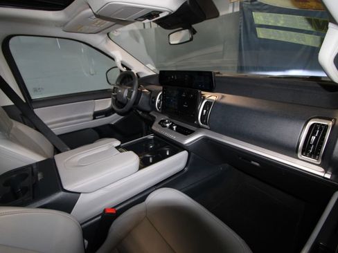 Used 2025 Ford Expedition Active image 24