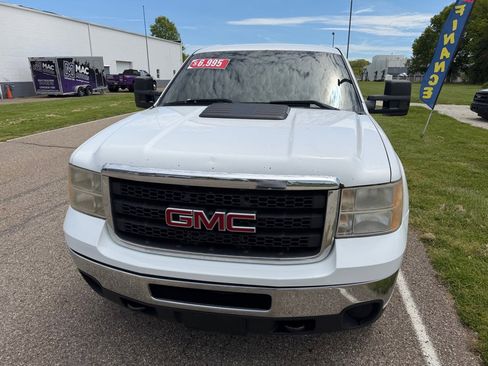 Used 2011 GMC Sierra 2500 W/T AWD/4WD image 4