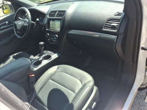 Used 2018 Ford Explorer XLT w/ Equipment Group 202A AWD/4WD image 18